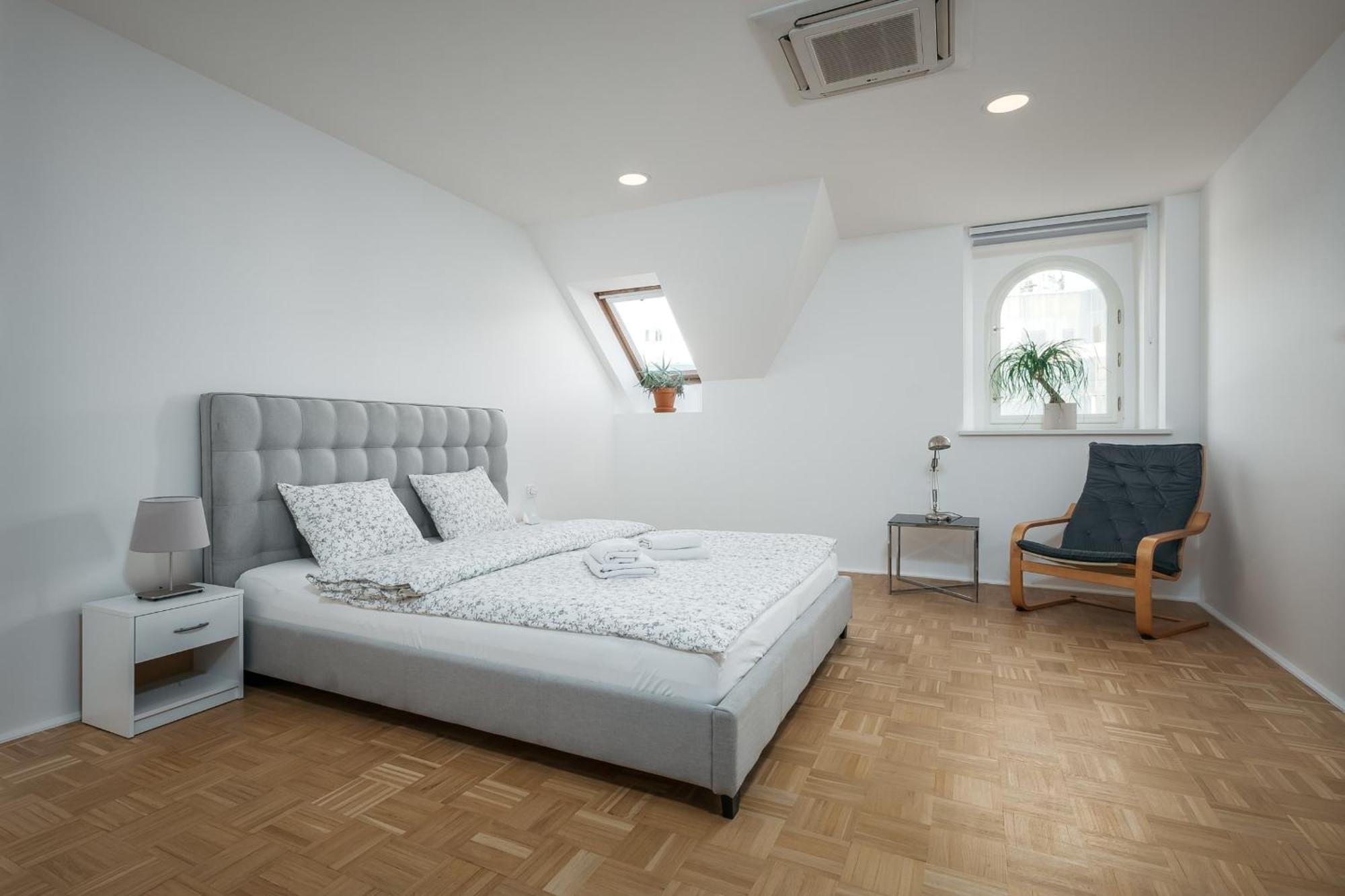 Dot 3 Bdr Apartment With Tyn Cathedral View & Ac Прага Екстериор снимка